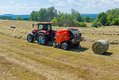 Bodenheu wird zu Rundballen gepresst | © KUHN Center Schweiz