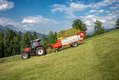 Kleinladewagen am Traktor erntet Dürrfutter am Hang | © PÖTTINGER Landtechnik GmbH