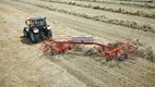 Zweikreiselschwader, Ablage seitlich,  schwadet Bodenheu | © KUHN Center Schweiz