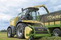 Selbstfahr-Feldhäcksler füllt Erntewagen | © Agrarlandtechnik AG / KRONE