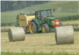 Dürrfutter wird zu Rundballen gepresst | © edition-lmz, R.Tschachtli