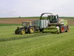 Selbstfahr-Feldhäcksler füllt Erntewagen | © Hp.Hug