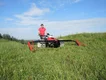 Doppelmesserbalken vermeidet Bodenverdichtungen und schont Insekten | © Aebi Schmidt Group