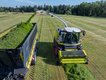 Selbstfahr-Feldhäcksler füllt Erntewagen | © CLAAS