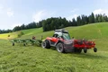 Geräteträger mit Kreiselheuer zum Futter wenden und einsatzbereitem Bandheuer | © Aebi Schmidt Group 